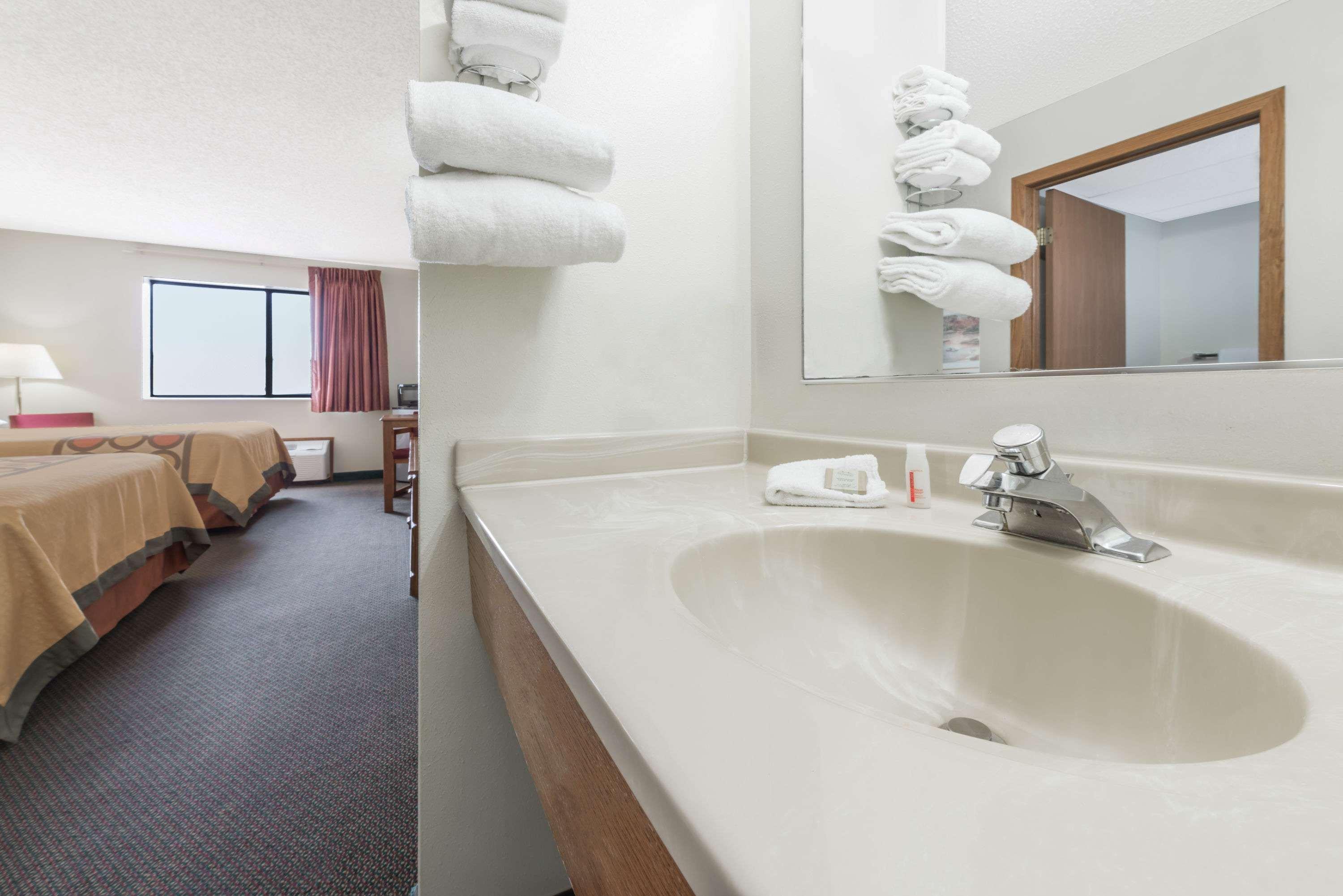 Super 8 By Wyndham Smithville Lake Exteriör bild